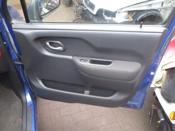 Revêtement portière 4portes avant droite d'un Opel Agila (A) 1.2 16V 2004