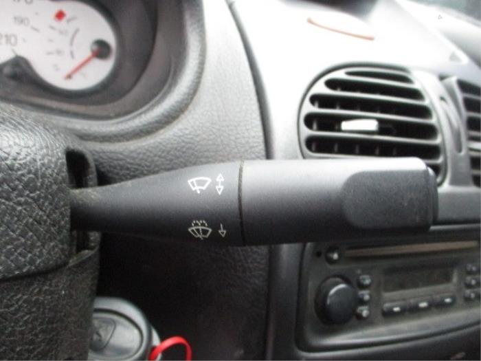Interruptor combinado columna de dirección de un Peugeot 206 CC (2D) 2.0 16V 2001
