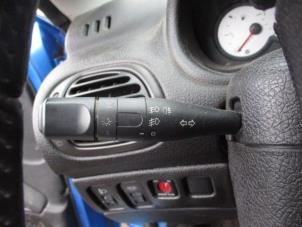 Usagé Commutateur combi colonne de direction Peugeot 206 CC (2D) 2.0 16V Prix € 45,00 Règlement à la marge proposé par Boekholt autodemontage B.V