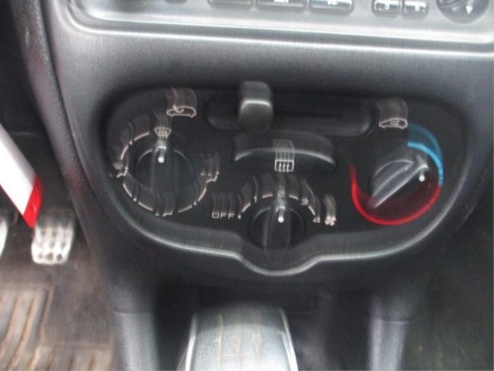 Heater control panel from a Peugeot 206 CC (2D) 2.0 16V 2001
