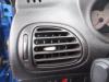 Grille aération tableau de bord d'un Peugeot 206 CC (2D), 2000 / 2007 2.0 16V, Cabriolet , Essence, 1.998cc, 100kW (136pk), FWD, EW10J4; RFN, 2000-09 / 2007-12, 2DRFN 2001