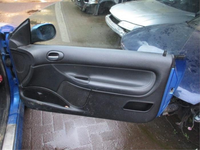 Revêtement portière haut 2portes droite d'un Peugeot 206 CC (2D) 2.0 16V 2001