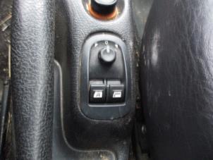 Używane Przelacznik lusterka Peugeot 206 CC (2D) 2.0 16V Cena € 20,00 Procedura marży oferowane przez Boekholt autodemontage B.V
