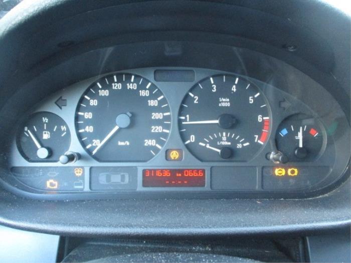 Odometer KM from a BMW 3 serie Touring (E46/3) 318i 2000