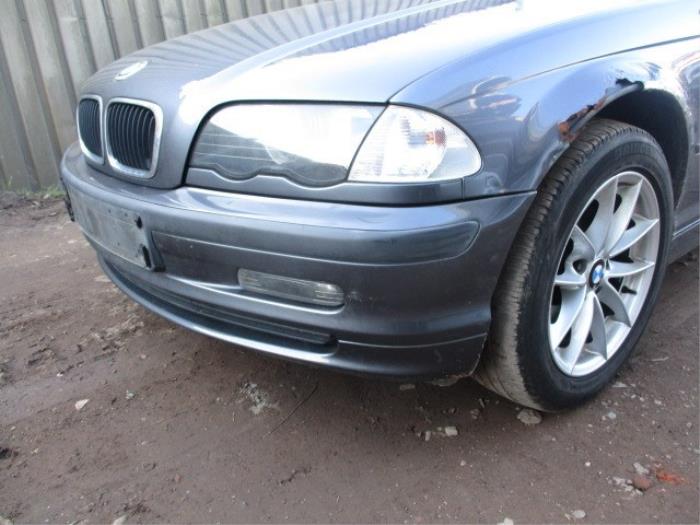 Fog light, front left from a BMW 3 serie Touring (E46/3) 318i 2000
