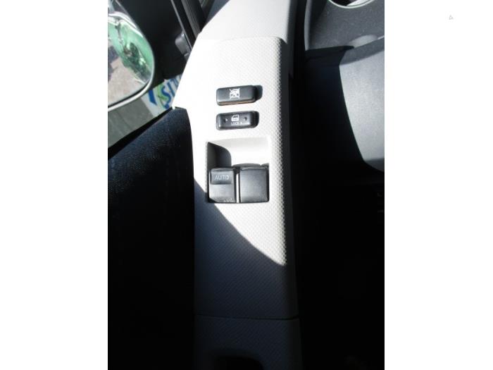 Elektrisches Fenster Schalter van een Toyota Yaris II (P9) 1.3 16V VVT-i 2006