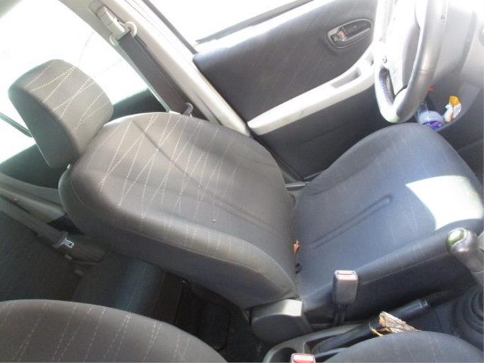 Headrest from a Toyota Yaris II (P9) 1.3 16V VVT-i 2006