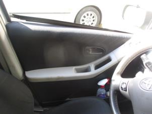 Używane Tapicerka drzwi lewych przednich wersja 4-drzwiowa Toyota Yaris II (P9) 1.3 16V VVT-i Cena na żądanie oferowane przez Boekholt autodemontage B.V