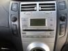 Radio/Lecteur CD d'un Toyota Yaris II (P9), 2005 / 2014 1.3 16V VVT-i, Berline avec hayon arrière, Essence, 1.298cc, 64kW (87pk), FWD, 2SZFE, 2005-08 / 2010-11, SCP90 2006