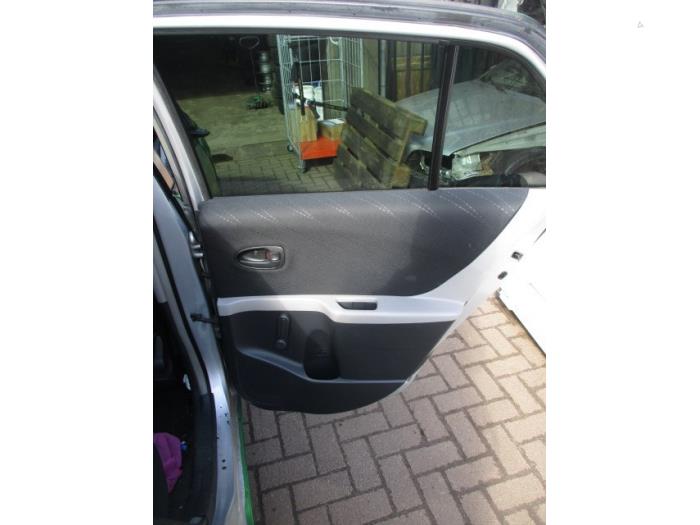 Rear door handle 4-door, right from a Toyota Yaris II (P9) 1.3 16V VVT-i 2006