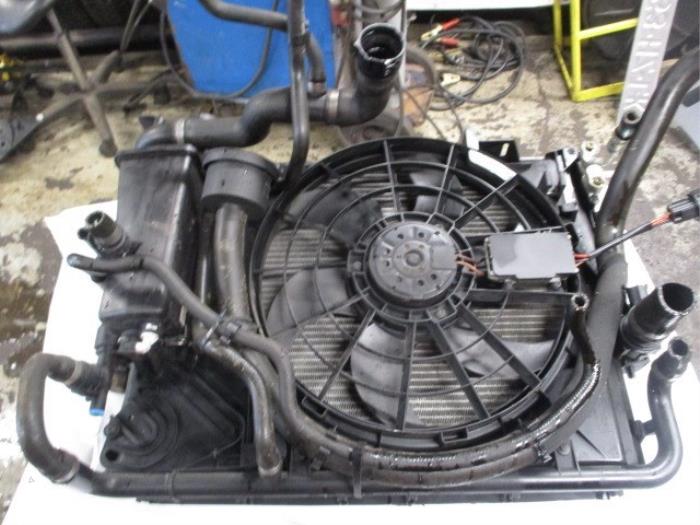 Radiator fan from a BMW 3 serie Compact (E46/5) 316ti 16V 2002