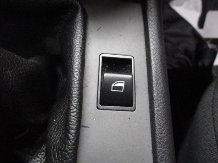 Interruptor de ventanilla eléctrica de un BMW 3 serie Compact (E46/5) 316ti 16V 2002