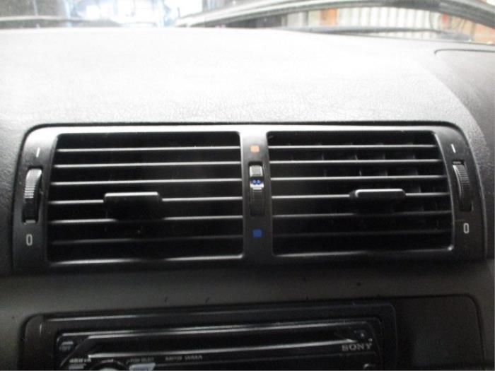 Rejilla de aire de salpicadero de un BMW 3 serie Compact (E46/5) 316ti 16V 2002