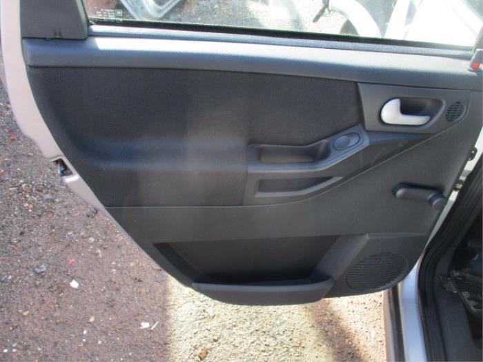 Tapicerka drzwi lewych tylnych wersja 4-drzwiowa z Opel Meriva 1.6 16V 2004