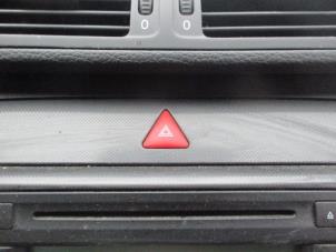 Usados Interruptor de luz de pánico Volkswagen Passat Variant (3C5) 2.0 TDI 140 Precio € 15,00 Norma de margen ofrecido por Boekholt autodemontage B.V