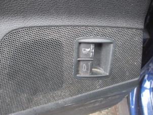 Used Tank cap cover switch Volkswagen Passat Variant (3C5) 2.0 TDI 140 Price € 10,00 Margin scheme offered by Boekholt autodemontage B.V