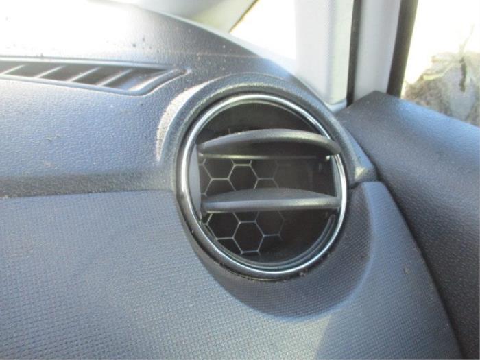 Luftgitter Armaturenbrett van een Seat Ibiza IV (6J5) 1.2 TDI Ecomotive 2012