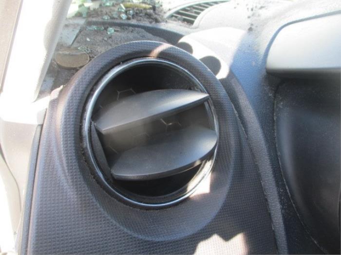 Grille aération tableau de bord d'un Seat Ibiza IV (6J5) 1.2 TDI Ecomotive 2012