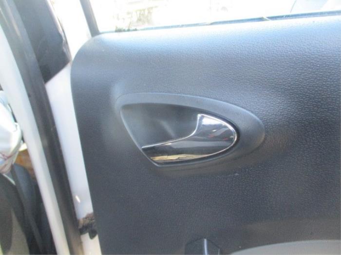 Poignée portière 4portes arrière droite d'un Seat Ibiza IV (6J5) 1.2 TDI Ecomotive 2012