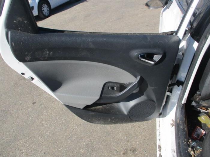 Poignée portière 4portes arrière gauche d'un Seat Ibiza IV (6J5) 1.2 TDI Ecomotive 2012