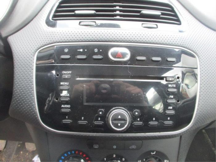 Radio CD Spieler van een Fiat Punto Evo (199) 1.3 JTD Multijet 85 16V Euro 5 2010