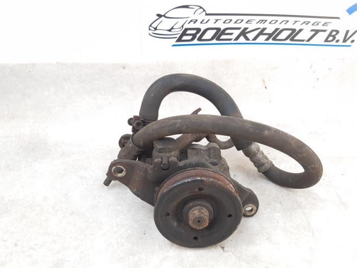 Power steering pump from a Nissan Micra (K11) 1.0 L,LX 16V 1996