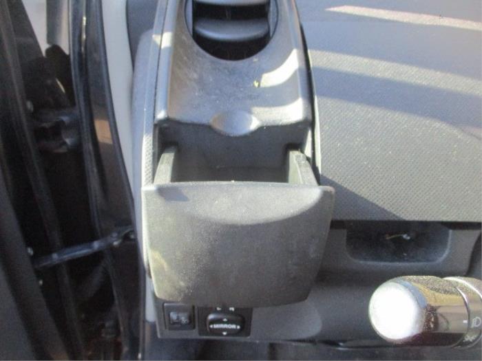 Storage compartment from a Toyota Yaris II (P9) 1.33 16V Dual VVT-I 2010