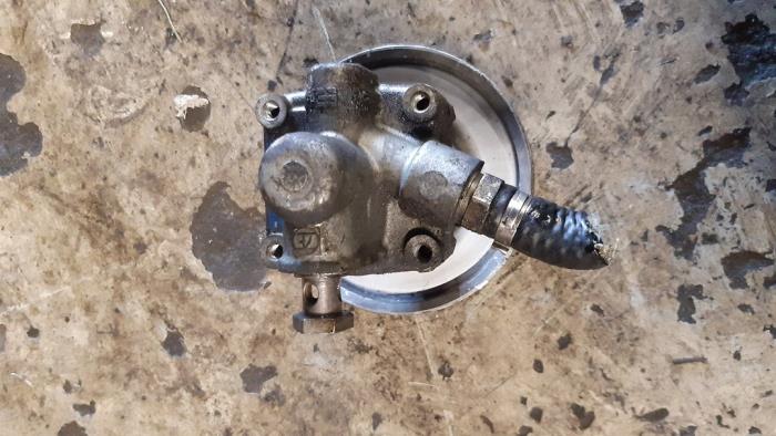 Power steering pump from a Audi A6 (C4) 2.6 V6 1995