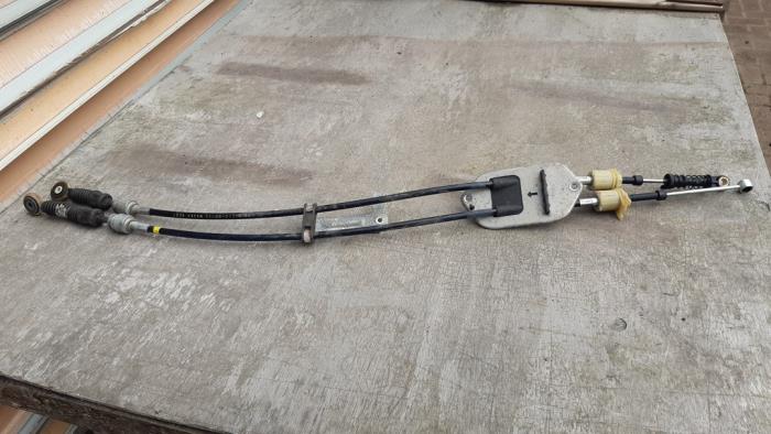 Gearbox shift cable from a Toyota Yaris II (P9) 1.3 16V VVT-i 2006