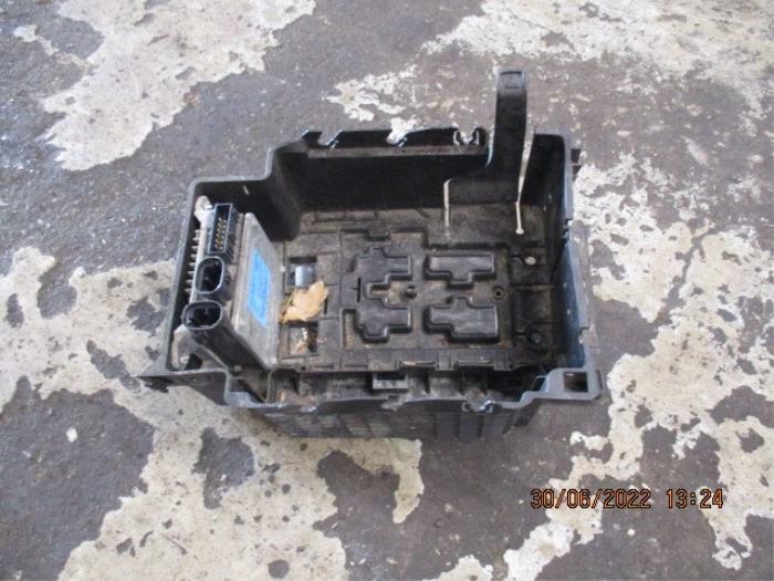 Battery box from a Citroën C3 (FC/FL/FT) 1.4 2006