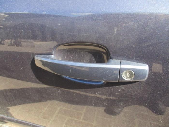 Manija de puerta de 2 puertas izquierda de un Opel Astra H GTC (L08) 1.8 16V 2009