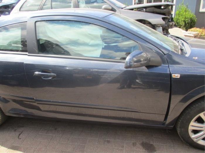 Szyba drzwi prawych wersja 2-drzwiowa z Opel Astra H GTC (L08) 1.8 16V 2009