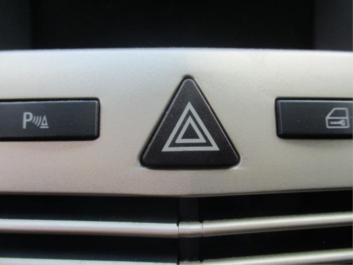 Commutateur éclairage d'urgence d'un Opel Astra H GTC (L08) 1.8 16V 2009