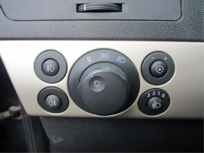 Interruptor faro lhv de un Opel Astra H GTC (L08) 1.8 16V 2009