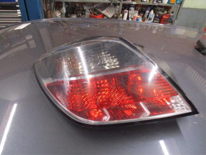 Taillight, left from a Opel Astra H GTC (L08) 1.8 16V 2009