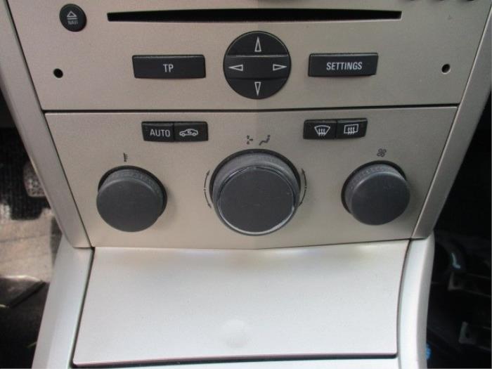 Panel Climatronic de un Opel Astra H GTC (L08) 1.8 16V 2009