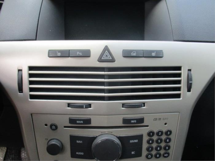 Grille aération tableau de bord d'un Opel Astra H GTC (L08) 1.8 16V 2009