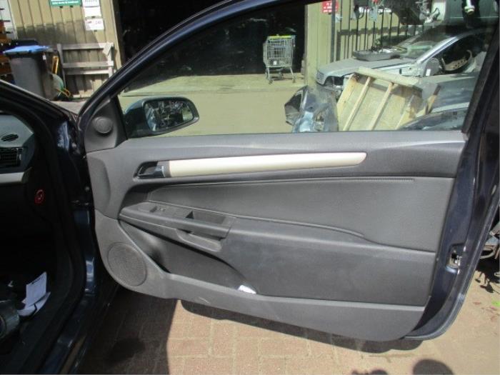 Manija de puerta de 2 puertas derecha de un Opel Astra H GTC (L08) 1.8 16V 2009