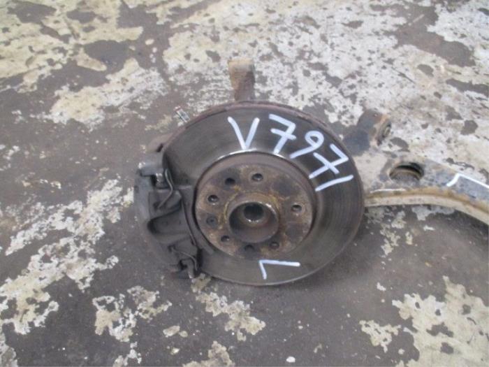Front wheel hub from a Opel Astra H GTC (L08) 1.8 16V 2009