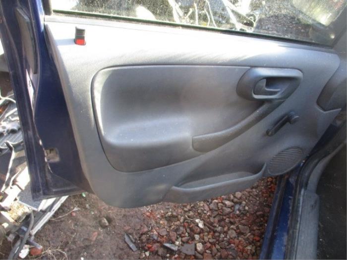 Tapizado de puerta de 2 puertas izquierda de un Opel Combo (Corsa C) 1.3 CDTI 16V 2005