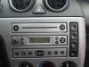 Radio/Lecteur CD d'un Ford Fiesta 5 (JD/JH), 2001 / 2009 1.3, Berline avec hayon arrière, Essence, 1.299cc, 51kW (69pk), FWD, A9JA; A9JB, 2001-11 / 2008-10, JD; JH 2005
