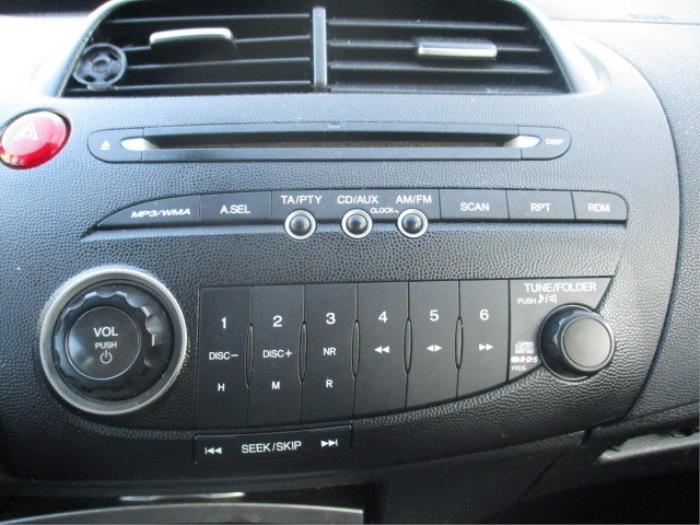Radio CD Spieler van een Honda Civic (FK/FN) 1.4 i-Dsi 2006