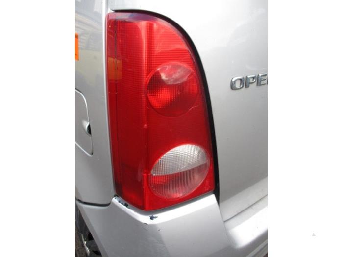 Rücklicht links van een Opel Agila (A) 1.2 16V 2001