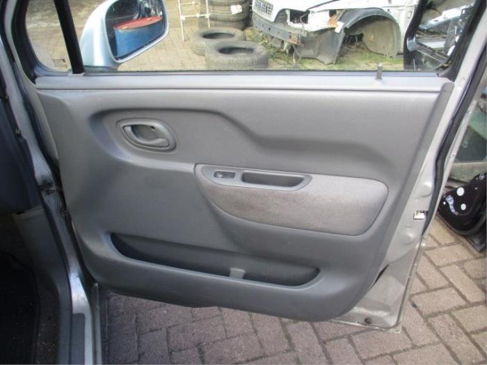 Mechanizm blokady drzwi prawych przednich wersja 4-drzwiowa z Opel Agila (A) 1.2 16V 2001