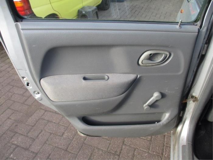 Mecanismo de cerradura de puerta de 4 puertas izquierda detrás de un Opel Agila (A) 1.2 16V 2001