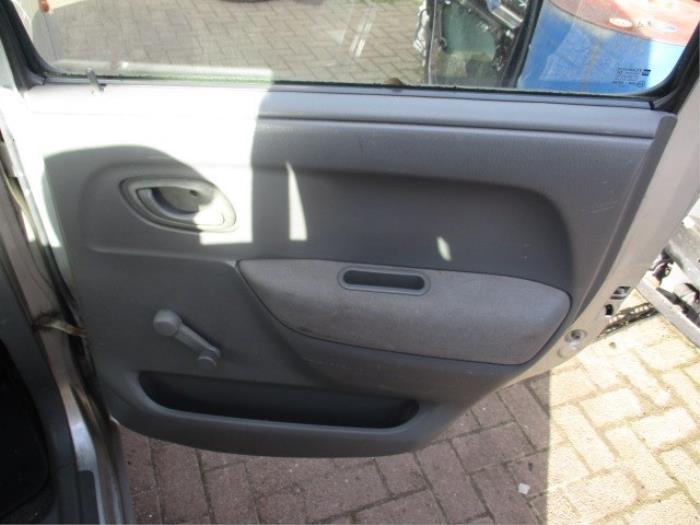 Uszczelka drzwi prawych tylnych wersja 4-drzwiowa z Opel Agila (A) 1.2 16V 2001