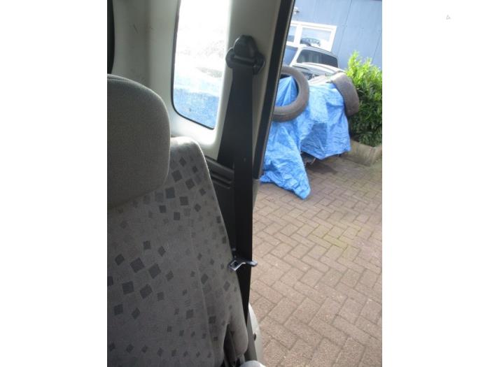 Cinturón de seguridad izquierda detrás de un Opel Agila (A) 1.2 16V 2001