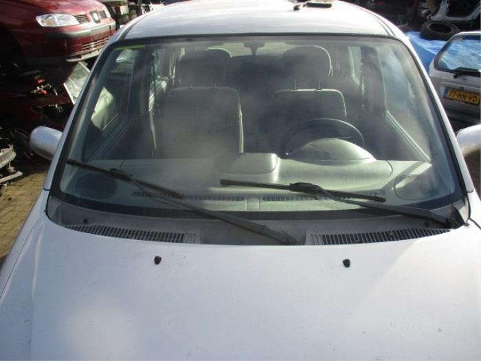 Brazo delantero de limpiaparabrisas de un Opel Agila (A) 1.2 16V 2001