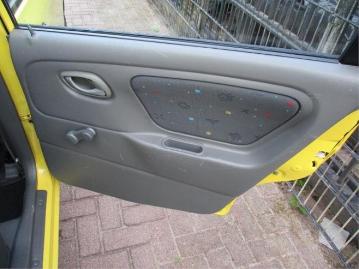 Rear door seal 4-door, right from a Suzuki Alto (RF410) 1.1 16V 2002