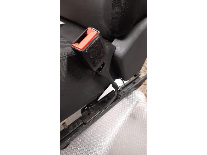 Insertion ceinture de sécurité avant droite d'un Peugeot 3008 I (0U/HU) 1.6 VTI 16V 2009
